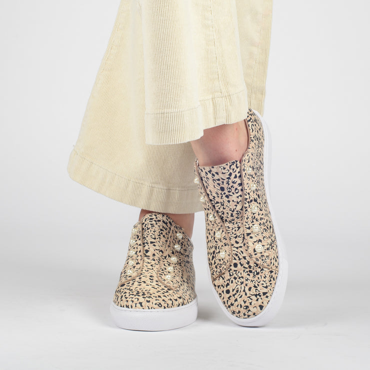 Minx Pearla Maple Walnut Model Shot front. Womens size 43 shoes