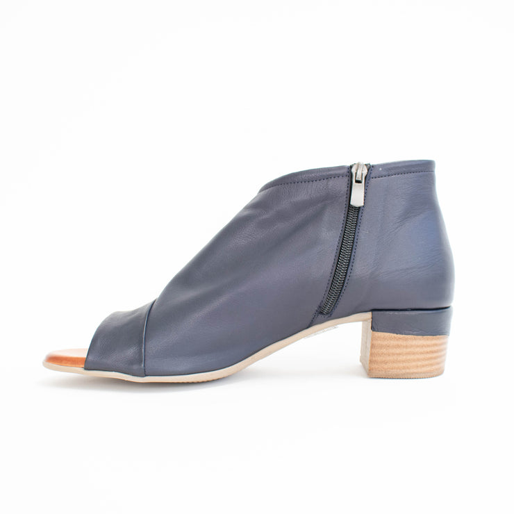 Hinako Barclay Navy Blue Sandals inside. Size 42 womens shoes