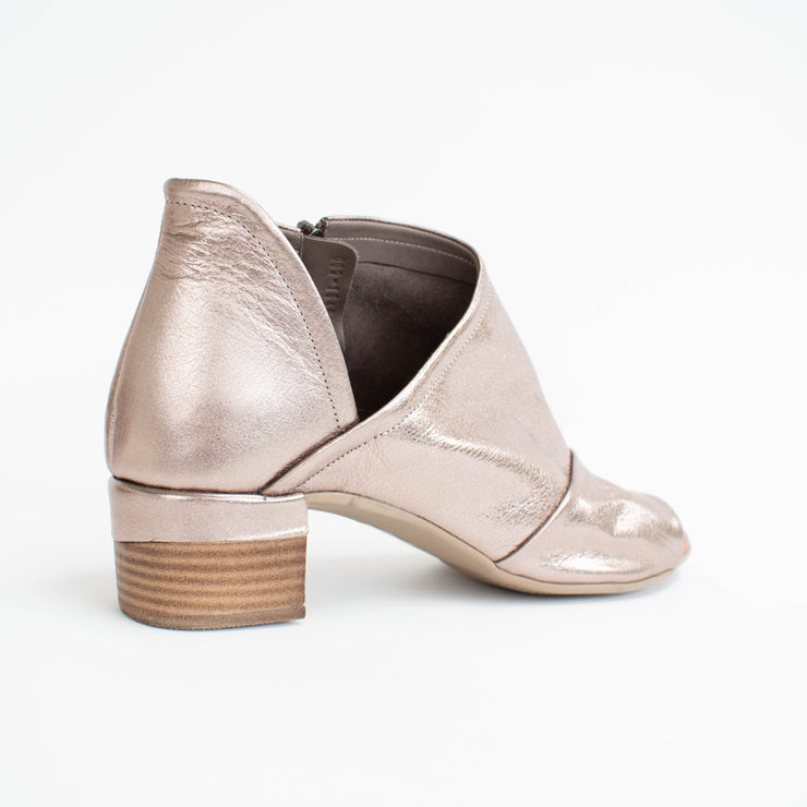 Hinako Barclay Pewter Sandals back. Size 44 womens shoes