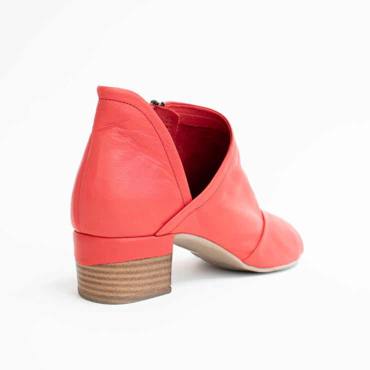 Hinako Barclay Pomegranate Sandals back. Size 44 womens shoes