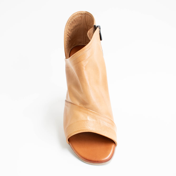 Hinako Barclay Nut Sandals top. Size 43 womens shoes