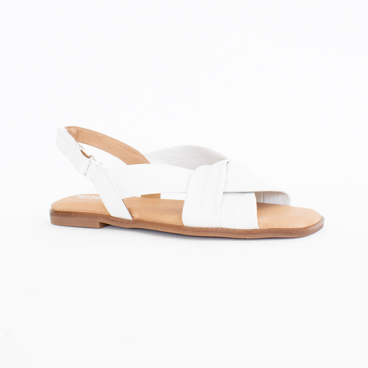 Hush Puppies Indulge White Sandals front. Size 11 womens shoes