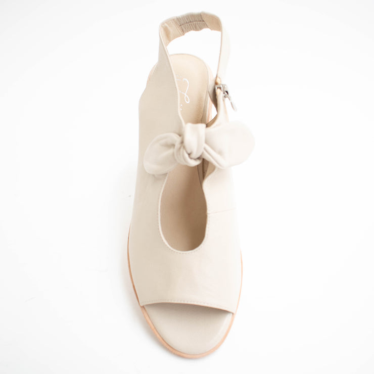 Isabella Ivy Almond Sandals top. Size 42 womens shoes