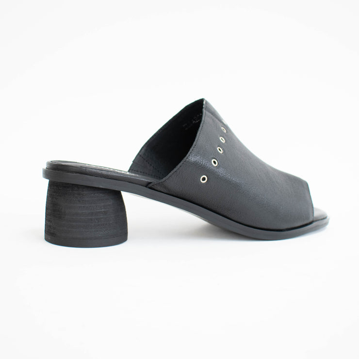 Isabella Illaroo Black Sandals back. Size 44 womens shoes