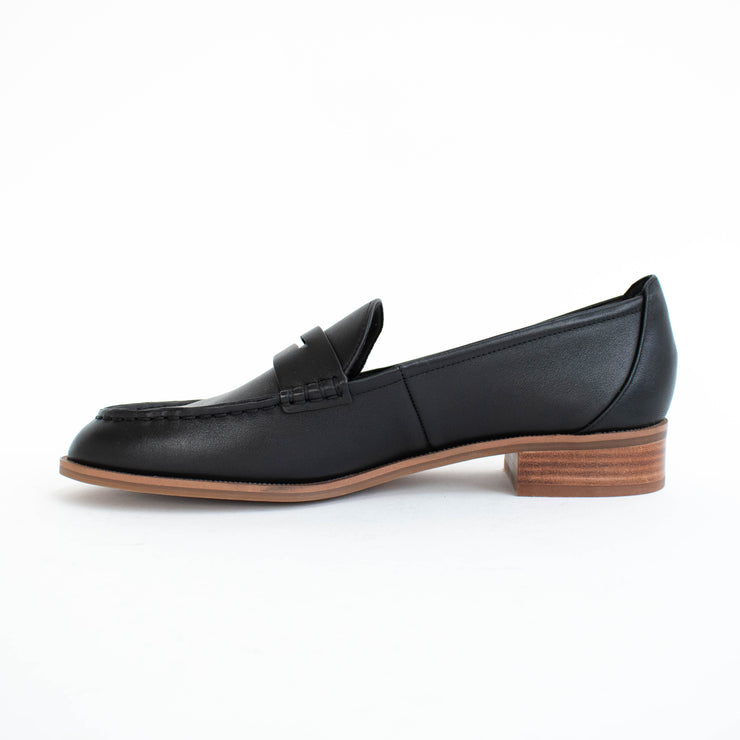 Hush Puppies Lucia Black Loafers inside. Size 13 womens shoes