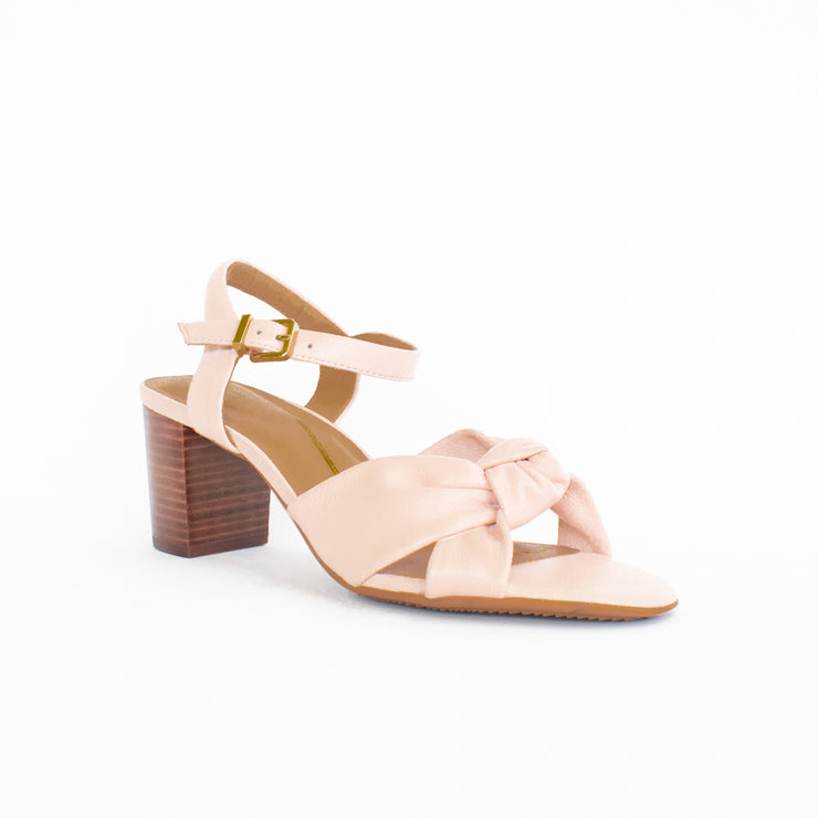 Hush Puppies Lush Misty Pink Sandals front. Size 11 womens shoes
