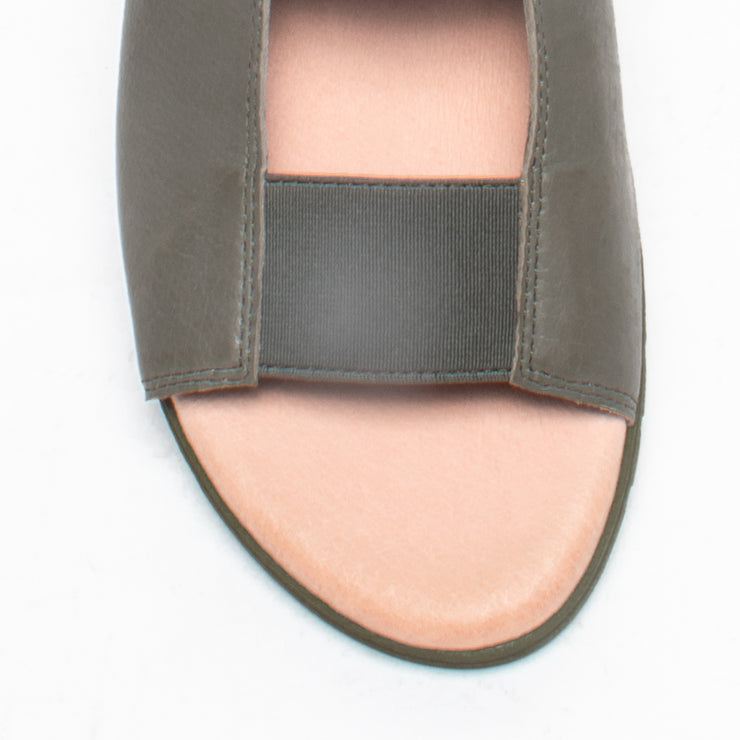 Django and Juliette Macaron Olive Sandal toe. Size 43 womens shoes