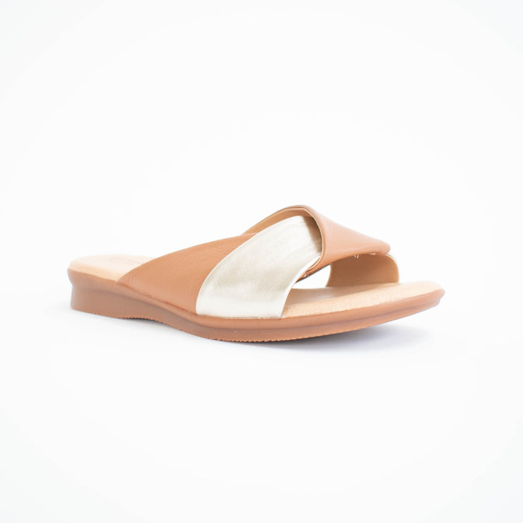 Hush Puppies Nara Tan Champagne Sandals front. Size 11 womens shoes