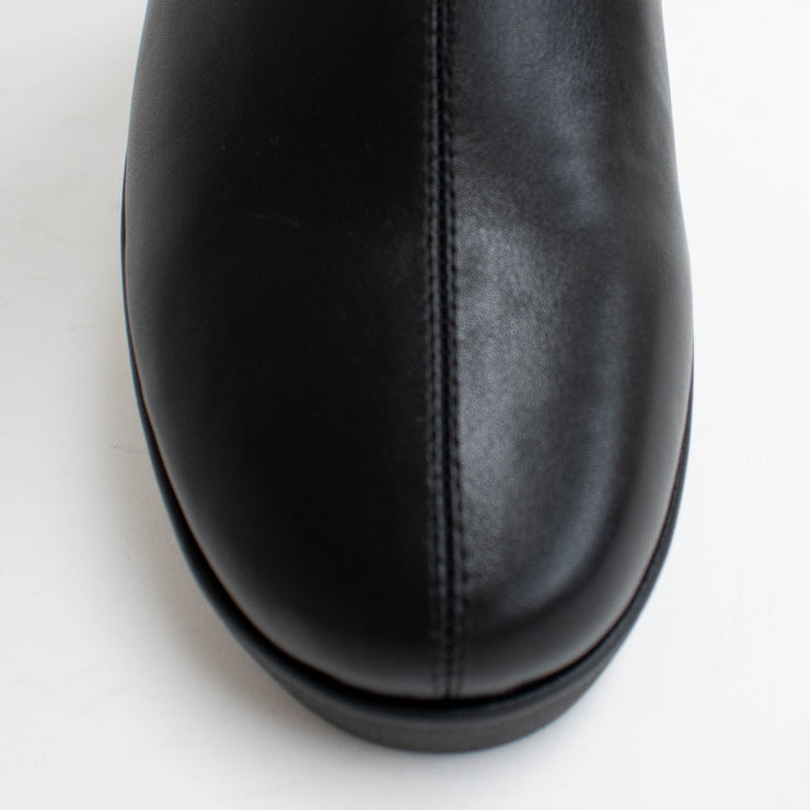 Bresley Petunia Black Cream Boot toe. Size 42 womens shoes