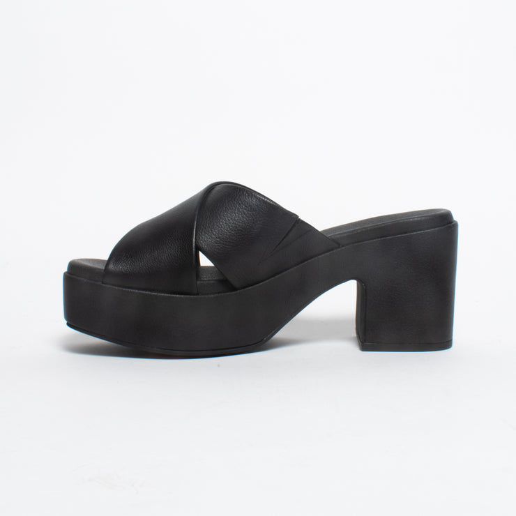 Hush Puppies Romeo Black Sandals inside. Size 13 womens shoes