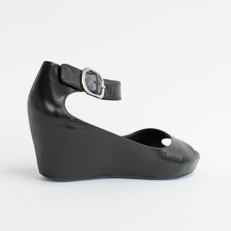 Bresley Sangria Black Sandal back. Size 44 womens shoes