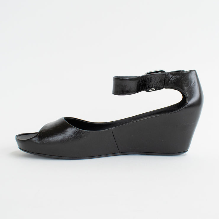 Bresley Sangria Black Sandal inside. Size 45 womens shoes