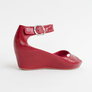 Bresley Sangria Red Sandals back. Size 44 womens shoes