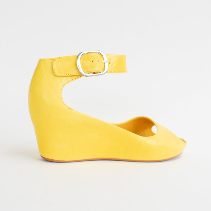Bresley Sangria Yellow Sandals back. Size 44 womens shoes