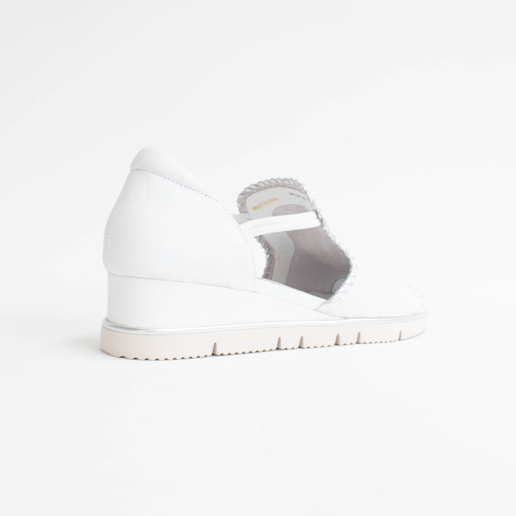 Bresley Spesh White Sandals back. Size 44 womens shoes