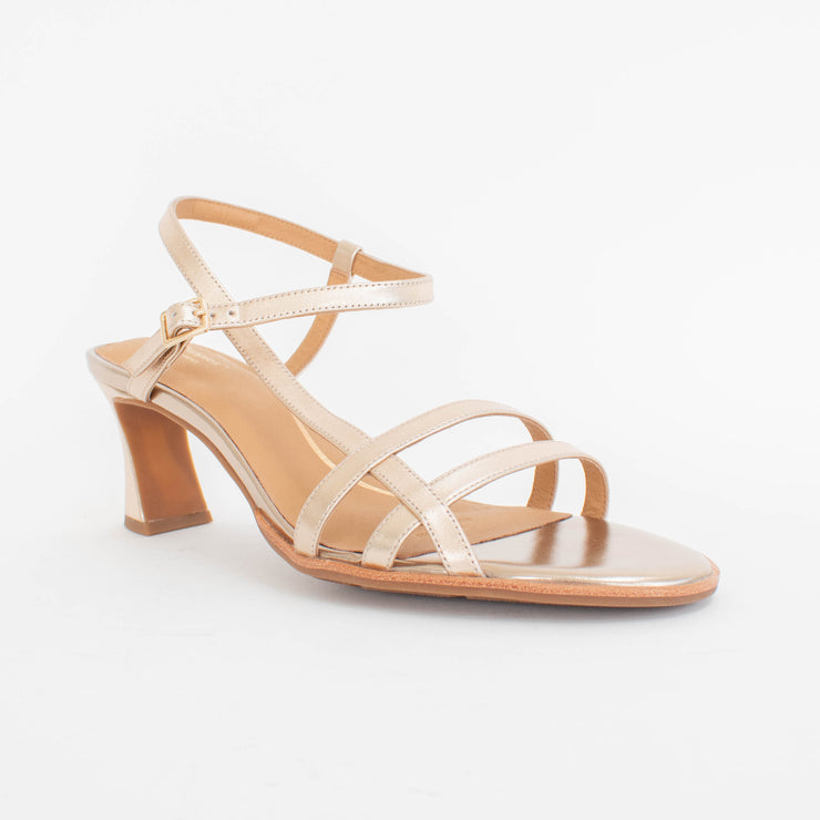 Hush Puppies Temptation Soft Gold Sandals front. Size 11 womens shoes