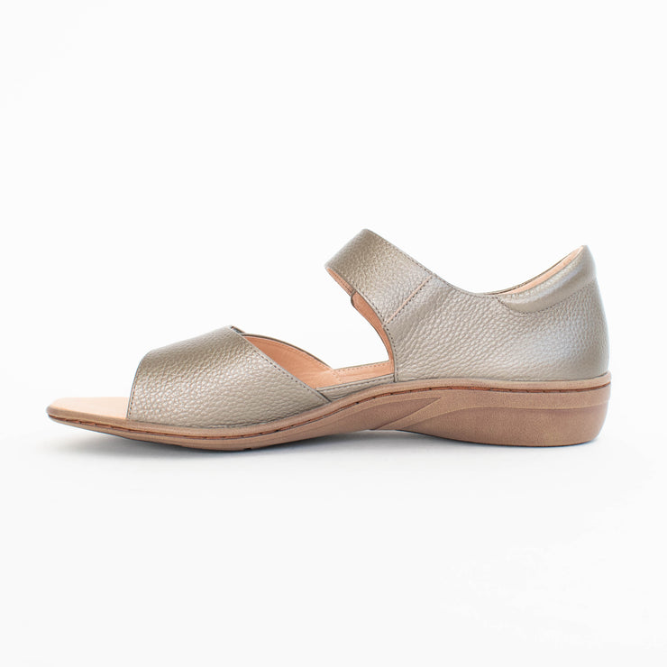 Klouds Violet Pebble Metallic Sandals inside. Size 42 womens shoes