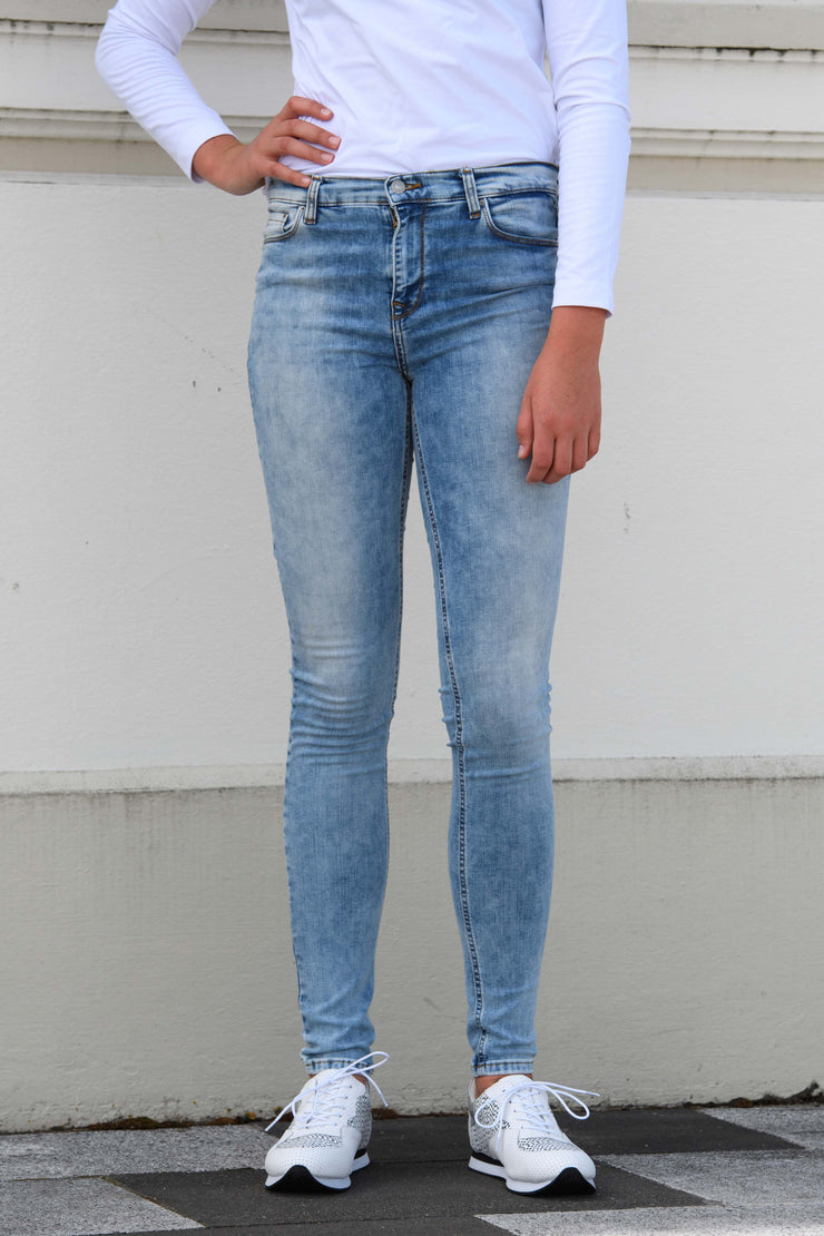Tall model wearing Tanya B 34Leg Reeta Und Wash Jeans for tall women