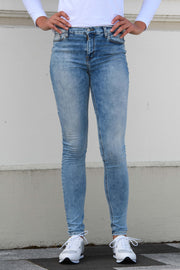Tall woman standing in Tanya B 34Leg Reeta Und Wash Jeans