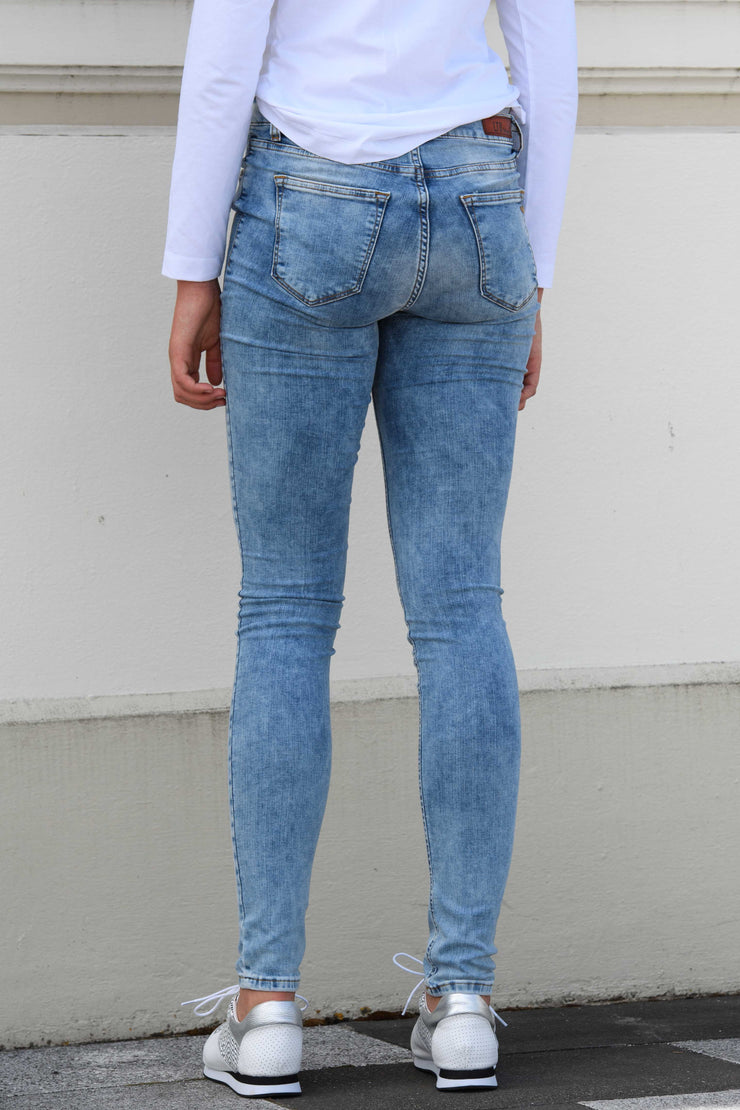 Back view of tall model wearing Tanya B 34Leg Reeta Und Wash Jeans for tall women