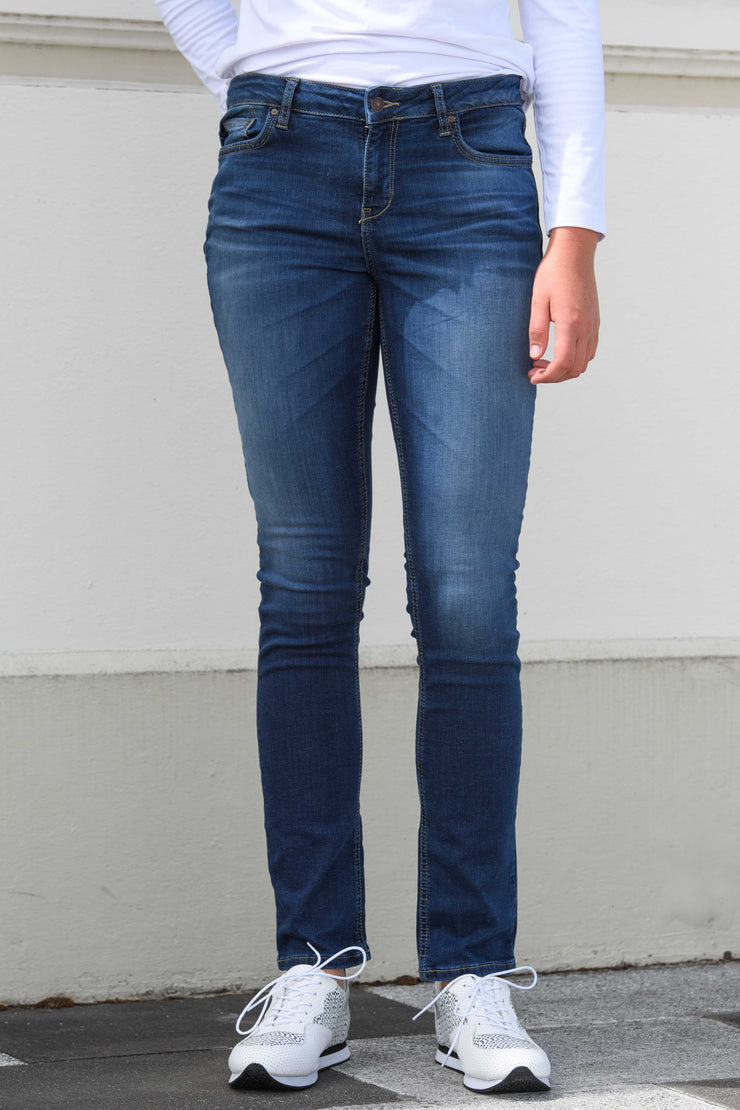 Tall model in Aspen Y 34Leg Sian Wash Jeans for tall women