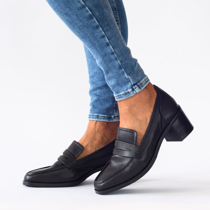 Model wearing Savior Black size 43 shoes