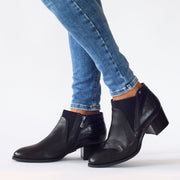 Model wearing Cayman Black size 43 boots