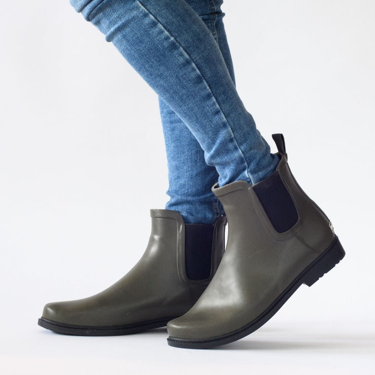 Model wearing Muddy Olive size 43 boots