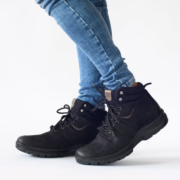 Model wearing Alpine Black size 43 boots