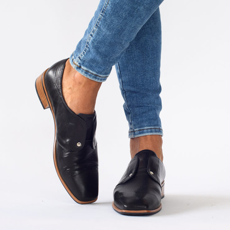 Model wearing Bresley Darby Black shoes for long feet. Womens size 43 shoes