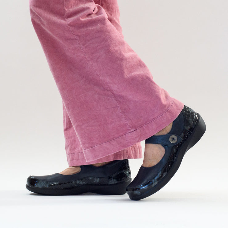 Model wearing Ziera Gloria Navy shoes. Womens size 42 shoes