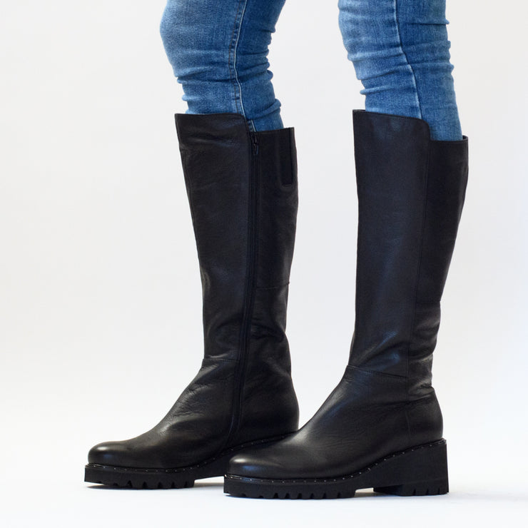 Woman in Bresley Potion boots in black leather. Womens long boots for size 42, 43, 44 and 45 feet
