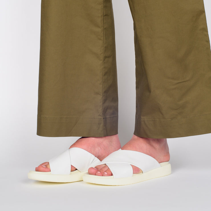 Model wearing Cassini Martina V2 White sandals for long feet. Size 42 womens shoes