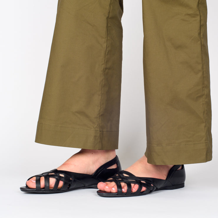 Model wearing Hush Puppies Wim Black shoes for long feet. Size 10 womens shoes