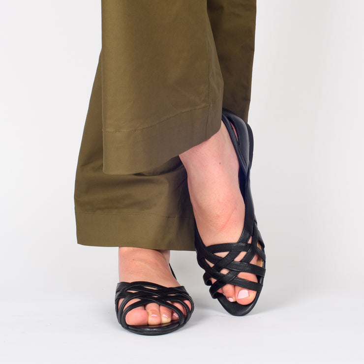 Model wearing Hush Puppies Wim Black shoes for long feet. Size 11 womens shoes
