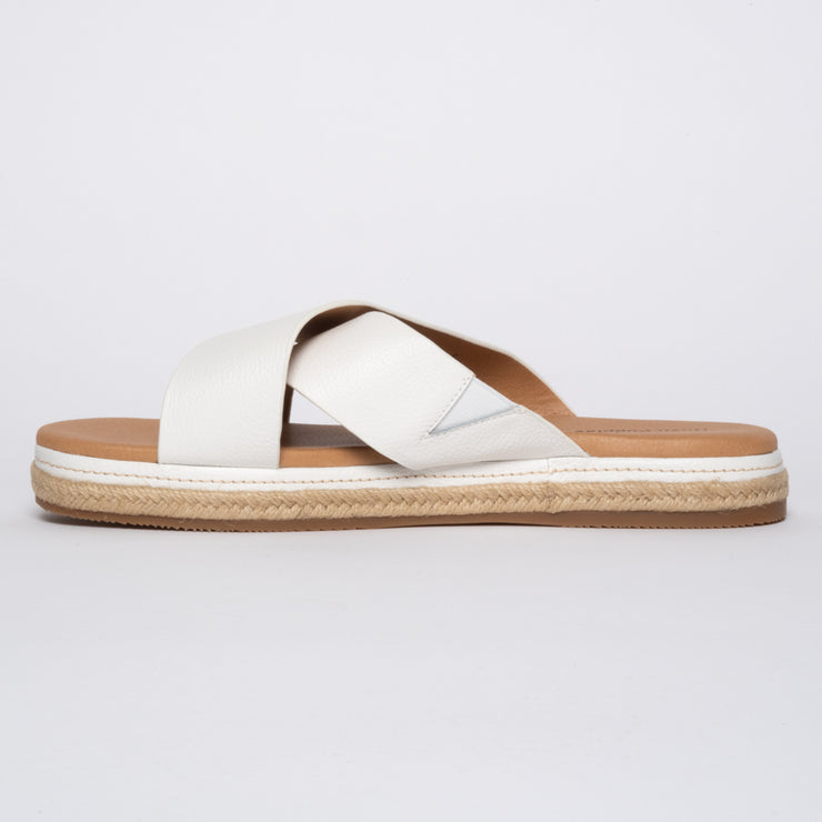 Kelani White sandal inside. Size 10 sandals