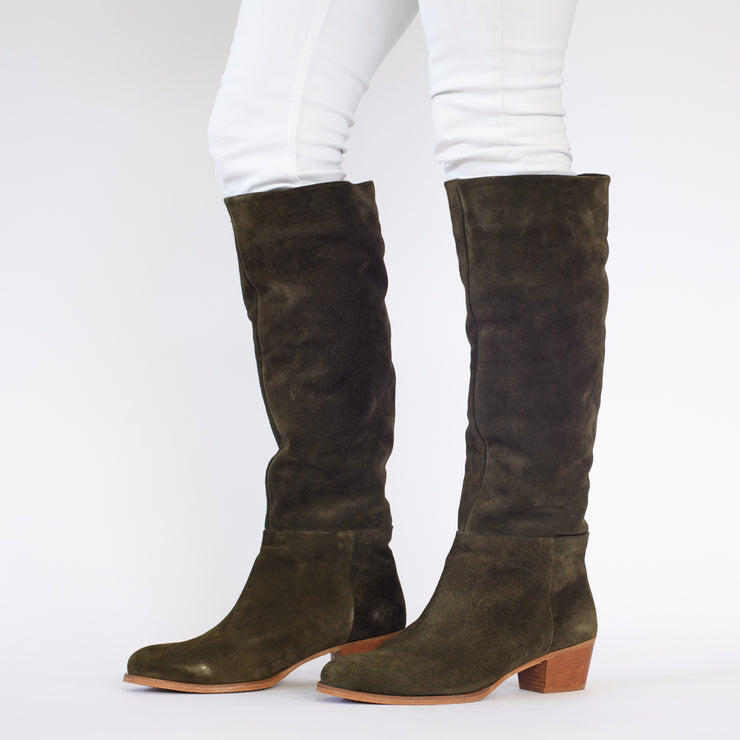 Model wearing Babouche Lifestyle Rene Khaki Suede size 43 long boots