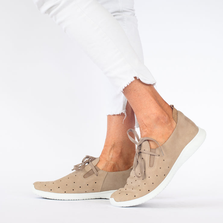 Model wearing size 43 Ziera Finar Putty Nubuck sneakers