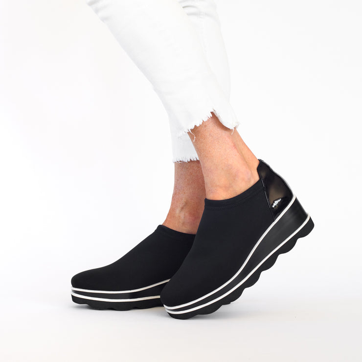 Model wearing Bresley Vulcan Black shoes. Size 42 womens shoes