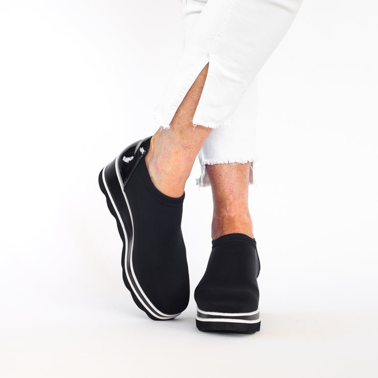 Model wearing Bresley Vulcan Black shoes. Size 43 womens shoes