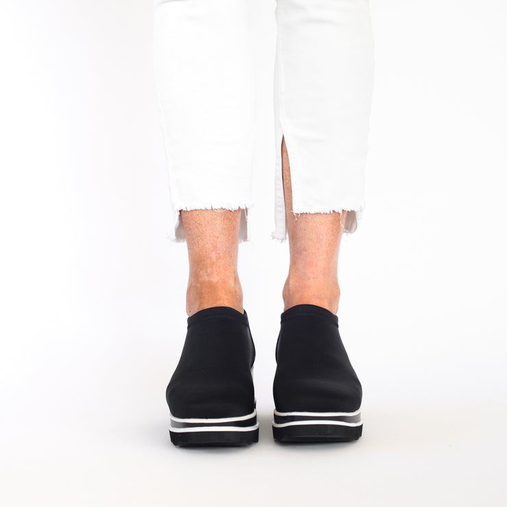 Model wearing Bresley Vulcan Black shoes. Size 45 womens shoes