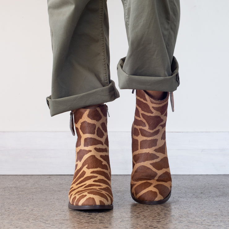 Woman wearing Babouche Lifestyle Vida Giraffe Print Ankle boots