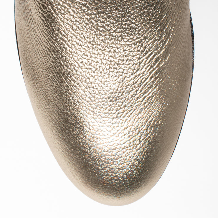 Aura Gold top. Size 12 women’s boots