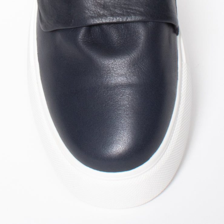 Gelato Bodee Navy Sneakers toe. Womens size 42 shoes
