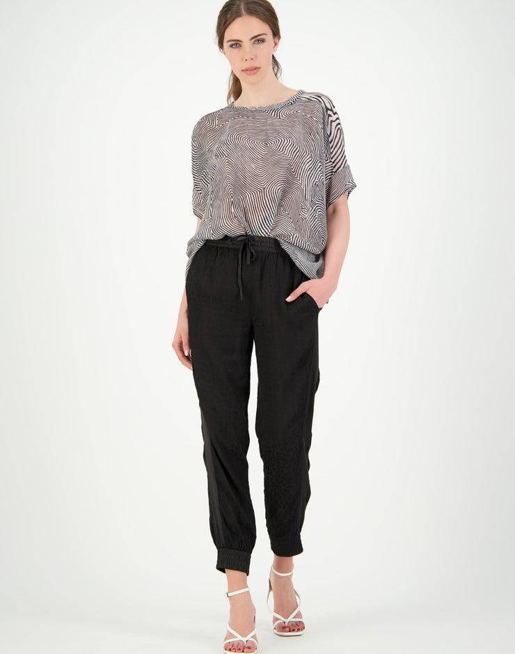 Model in Panel Breezy Top Chromatic Print for tall women. Clothes for tall women