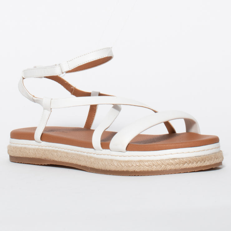 Hush Puppies Kasos White Sandal front. Size 11 womens shoes