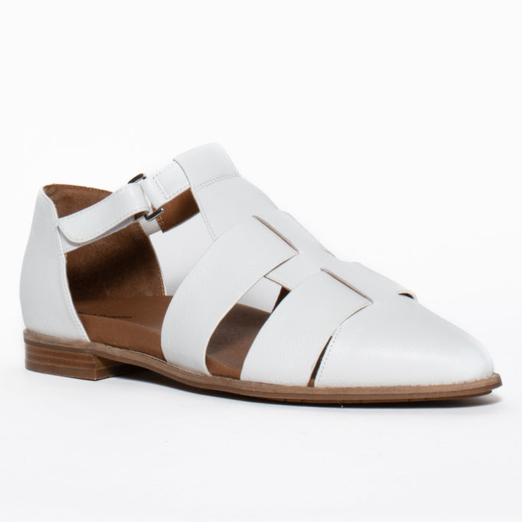 Hush Puppies Mindil White front. Women's size 11 velcro strap shoe