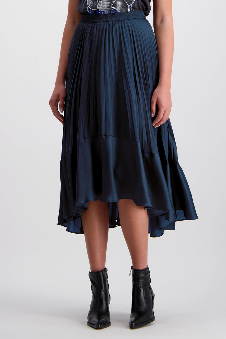 Model wearing Westbay Skirt Petrol for tall women. Clothes for tall women