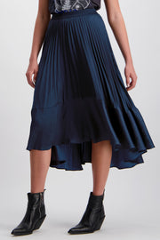 Close up of Westbay Skirt Petrol for tall women. Clothes for tall women